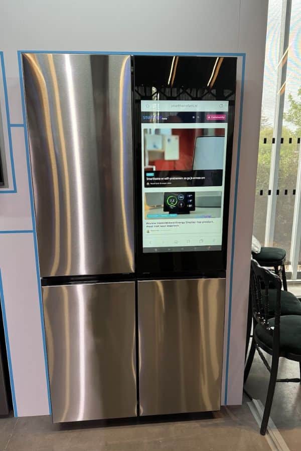 Samsung Bespoke koelkast met Smarthomefans op het scherm